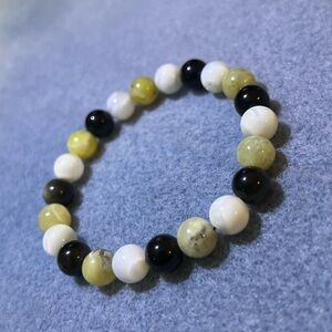 Elegant Beaded Bracelet in Black, White, and Yellow